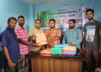 শ্রমিক কল্যাণ ফেডারেশন ঢাকা মহানগরী দক্ষিণের উদ্যোগে শ্রমিকদের মাঝে মশারী বিতরণ