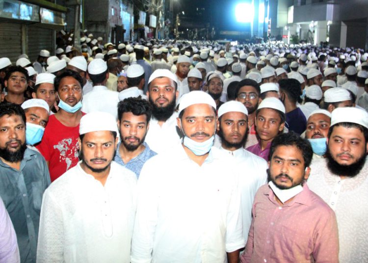 হেফাজতে ইসলামীর আমীর আল্লামা আহমদ শফীর মৃত্যুর সংবাদ পেয়ে আজগর আলী হাসপাতালে শোকাহত জনতাকে সমবেদনা জানাতে হাসপাতালে ছুটে যান বাংলাদেশ জামায়াতে ইসলামীর কেন্দ্রীয় কর্মপরিষদের সদস্য ও ঢাকা মহানগরী দক্ষিণের সেক্রেটারী ডঃ শফিকুল ইসলাম মাসুদ