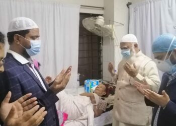 কবি ফররুখের অসুস্থ সন্তানের শয্যাপাশে আমীরে জামায়াত ডাঃ শফিকুর রহমান ও ড. মাসুদ