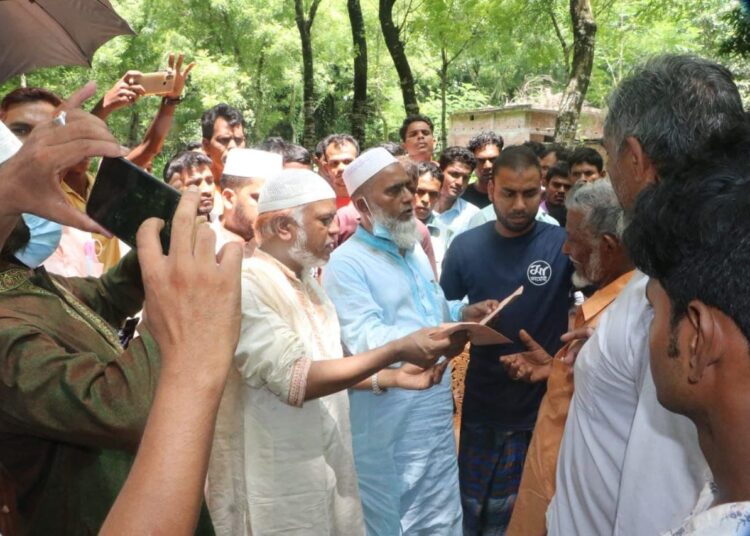 Jamaat Dhaka City South ameer Bulbul hands over financial assistance to victims’ families in lightning strike in Chapainawabganj