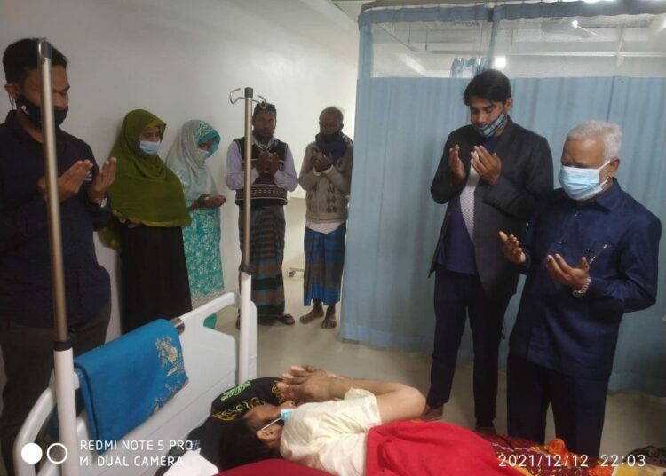 সৌদি প্রবাসী সন্তান অসুস্থ রবিউল ইসলামকে দেখতে ঢাকা মেডিকেল কলেজ হাসপাতালে ছুটে যান বাংলাদেশ জামায়াতে ইসলামীর কেন্দ্রীয় নির্বাহী পরিষদ সদস্য ও ঢাকা মহানগরী দক্ষিণের আমীর জননেতা নুরুল ইসলাম বুলবুল
