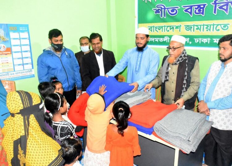 পথশিশু ও অসহায় মানুষের মধ্যে শীতবস্ত্র বিতরণ