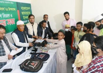 শিক্ষার্থীদের মাঝে শিক্ষা উপকরণ বিতরণ