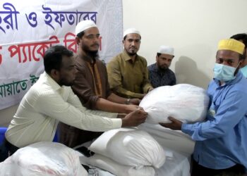 রমনায় জামায়াতের খাদ্য বিতরণ