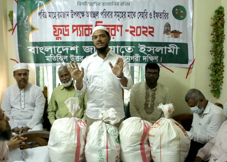 মতিঝিলে জামায়াতের ফুডপ্যাকেট বিতরণ