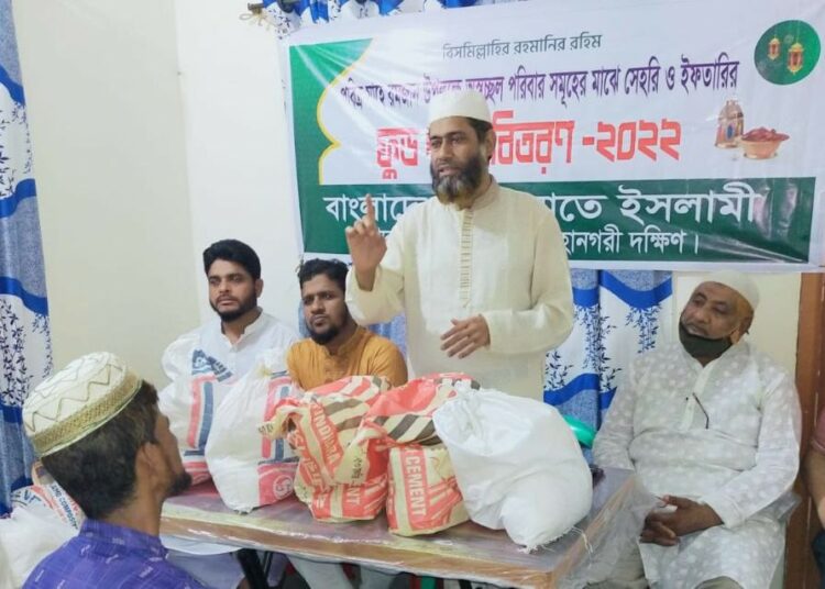 মুগদায় জামায়াতের খাদ্য বিতরণ