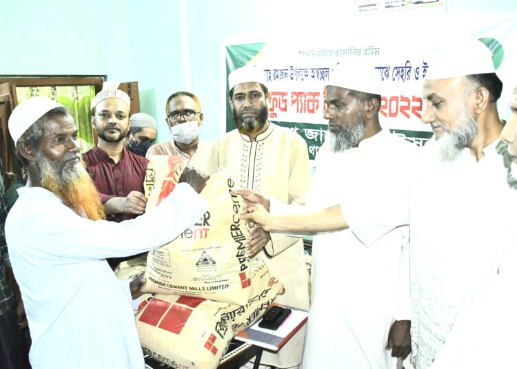 নগরীর অস্বচ্ছল পরিবারের মাঝে ইফতার ও সাহরির ফুড প্যাকেট বিতরণ