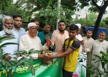 রাজধানীর শাহজাহানপুর এলাকায় চারা গাছ রোপণ ও বিতরণ