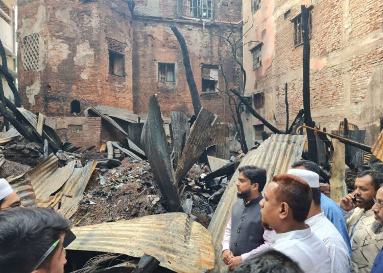 চকবাজারের অগ্নিকান্ডে ক্ষতিগ্রস্তদের পাশে জামায়াত নেতৃবৃন্দ