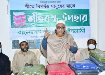 বংশাল থানার উদ্যোগে রাজধানীর শীতে বিপর্যস্ত মানুষের মাঝে শীতবস্ত্র উপহার