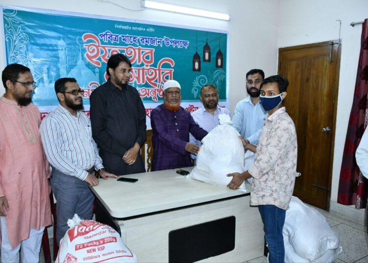 মহানগরী দক্ষিণের মাহে রামাদান উপলক্ষে সাহরি ও ইফতার সামগ্রীর ফুড প্যাকেট উপহার প্রদান