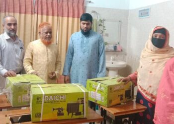 চাঁপাইনবাবগঞ্জ পৌর এলাকায় মহিলাদের মাঝে নূরুল ইসলাম বুলবুলের সেলাই মেশিন প্রদান