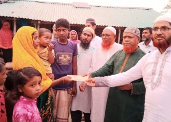 চাঁপাইনবাবগঞ্জে বজ্রপাতে নিহতদের পরিবারকে নূরুল ইসলাম বুলবুলের অর্থ সহায়তা প্রদান