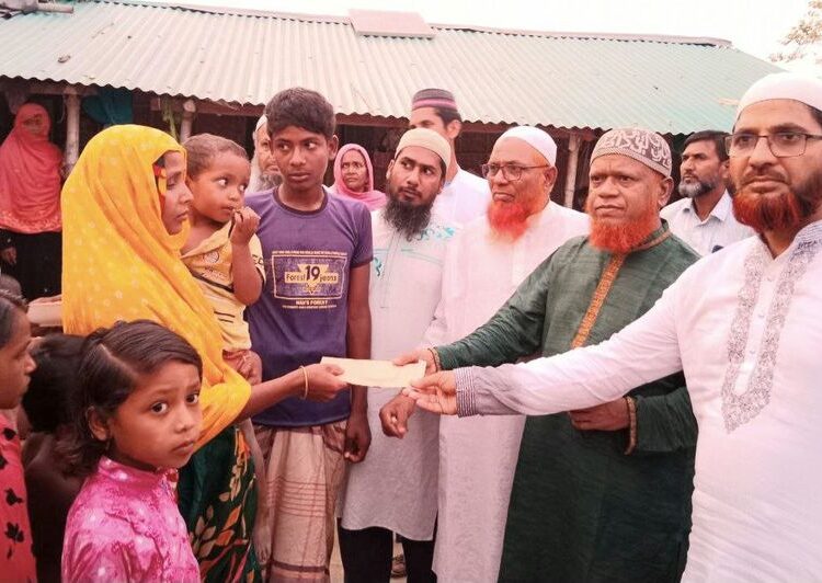 চাঁপাইনবাবগঞ্জে বজ্রপাতে নিহতদের পরিবারকে নূরুল ইসলাম বুলবুলের অর্থ সহায়তা প্রদান