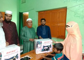 চাঁপাইনবাবগঞ্জে নূরুল ইসলাম বুলবুলের সেলাই মেশিন উপহার প্রদান