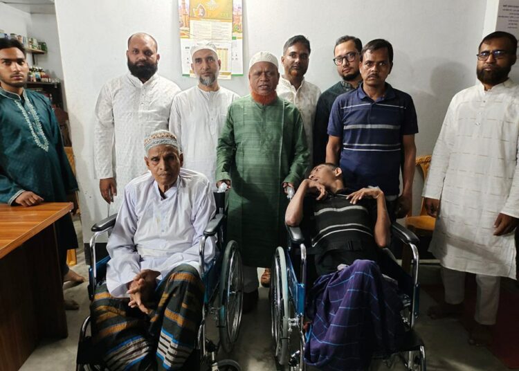 চাঁপাইনবাবগঞ্জে শারীরিক প্রতিবন্ধীদের মাঝে নূরুল ইসলাম বুলবুলের হুইল চেয়ার প্রদান