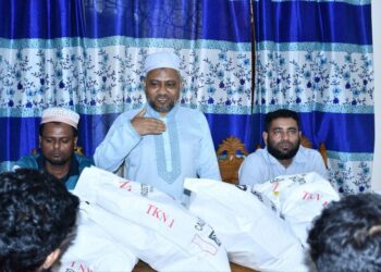 অগ্নিকাণ্ডে ক্ষতিগ্রস্ত দোকান কর্মচারীদের মাঝে শাহবাগ থানার ঈদ সামগ্রী উপহার