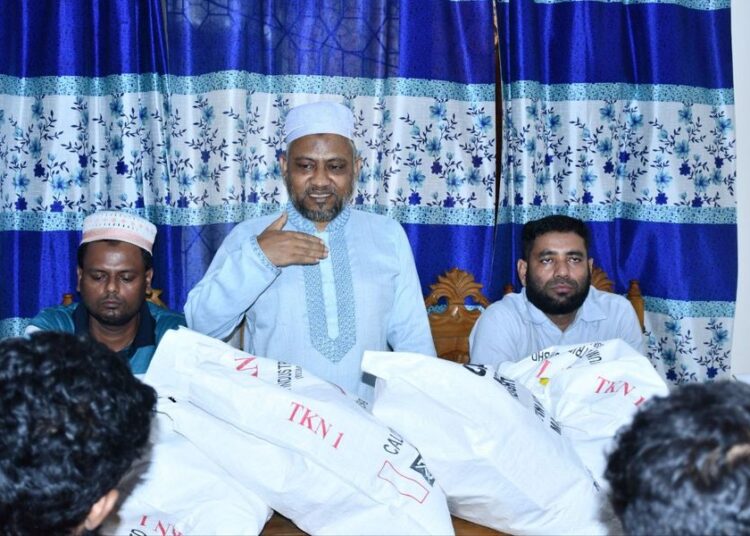 অগ্নিকাণ্ডে ক্ষতিগ্রস্ত দোকান কর্মচারীদের মাঝে শাহবাগ থানার ঈদ সামগ্রী উপহার