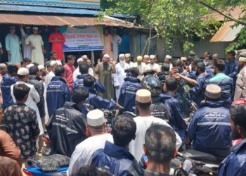 গাড়ী চালক শ্রমিকদের মাঝে ড. মাসুদের রেইনকোর্ট উপহার প্রদান