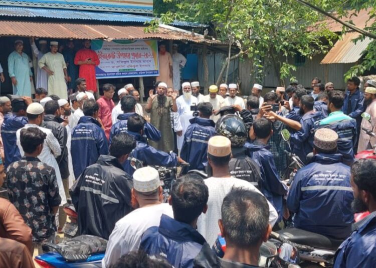 গাড়ী চালক শ্রমিকদের মাঝে ড. মাসুদের রেইনকোর্ট উপহার প্রদান