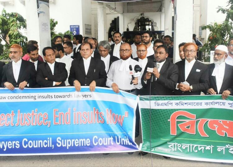 বাংলাদেশ ল’ইয়ার্স কাউন্সিলের প্রতিবাদ সমাবেশে আইনজীবী নেতৃবৃন্দ দাবী আদায় না হওয়া পর্যন্ত জনগণের অধিকার আদায়ের সংগ্রাম চলবেই