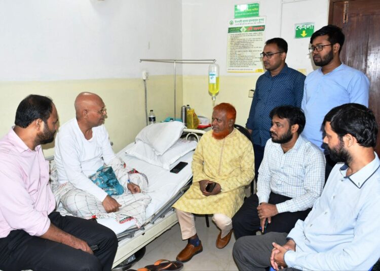 প্রখ্যাত কবি আব্দুল হাই শিকদারের শয্যাপাশে নূরুল ইসলাম বুলবুল