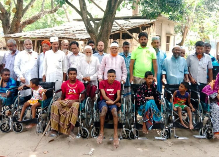 চাঁপাইনবাবগঞ্জে শারীরিক প্রতিবন্ধীদের মাঝে নূরুল ইসলাম বুলবুলের হুইল চেয়ার প্রদান