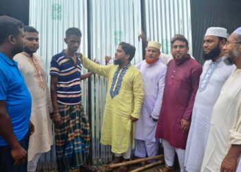 ঠাকুরগাঁওয়ে অগ্নিকাণ্ডে ক্ষতিগ্রস্ত পরিবারে দেলাওয়ার হোসেনের ঢেউটিন সহায়তা প্রদান