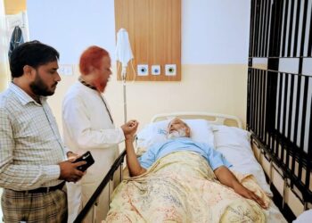 অসুস্থ আশিক আহমেদ জেবেল এর শয্যাপাশে জননেতা নূরুল ইসলাম বুলবুল