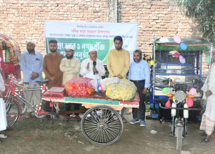 রাজধানীতে ঢাকা মহানগরী দক্ষিণ জামায়াতের রিকশা-ভ্যান, মালামাল ও নগদ পুঁজি বিতরণ