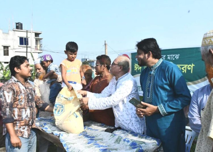 বস্তির স্কুল ছাত্রদের মাঝে ঢাকা মহানগরী দক্ষিণ জামায়াতের ঈদ উপহার বিতরণ