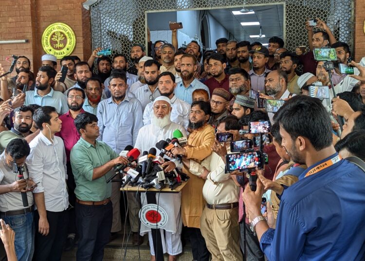 রাষ্ট্রের একটা বাহিনীর কতিপয় দুবৃত্তদের হামলায় আহত বৈষম্যবিরোধী ছাত্র আন্দোলনের অন্যতম প্রধান সমন্বয়ক হাসনাত আব্দুল্লাহকে হাসপাতালে দেখতে যান আমীরে জামায়াত ডা. শফিকুর রহমান।