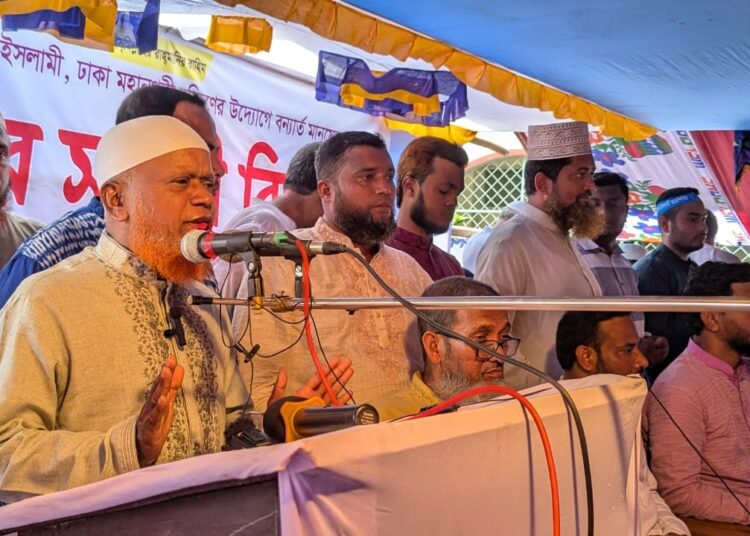 ঢাকা মহানগরী দক্ষিণ জামায়াত কুমিল্লায় বন্যার্তদের মাঝে উপহার সামগ্রী বিতরণ করে