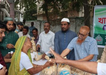 রাজধানীর ৭০ নং ওয়ার্ডের বুড়াবুড়ি আশ্রম ও মন্দীরে জামায়াতের খাদ্য সামগ্রী বিতরণ