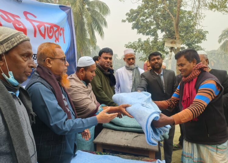 ভিন্ন ধর্মাবলম্বীদের মাঝে বাংলাদেশ জামায়াতে ইসলামী ডেমরা দক্ষিণ থানার শীতবস্ত্র বিতরণ