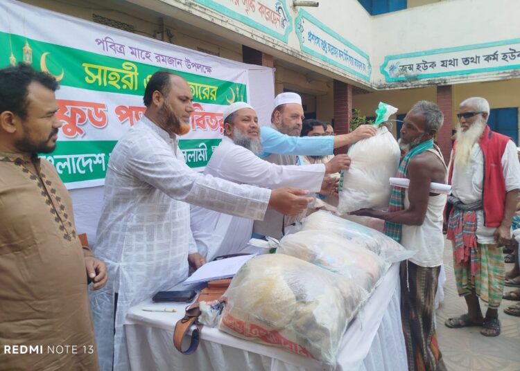 চকবাজার থানার উদ্যোগে ইফতার ও সেহেরীর ফুড প্যাকেট বিতরণ