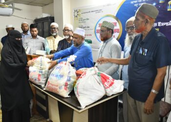 নিউমার্কেট থানার উদ্যোগে সাহরী ও ইফতার সামগ্রীর ফুড প্যাকেজ উপহার প্রদান