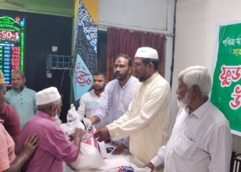 যাত্রাবাড়ী দক্ষিণ থানার উদ্যোগে এলাকার অসহায় রোযাদারদের মাঝে সেহরি ও ইফতার ফুড প্যাকেট বিতরণ করা হয়