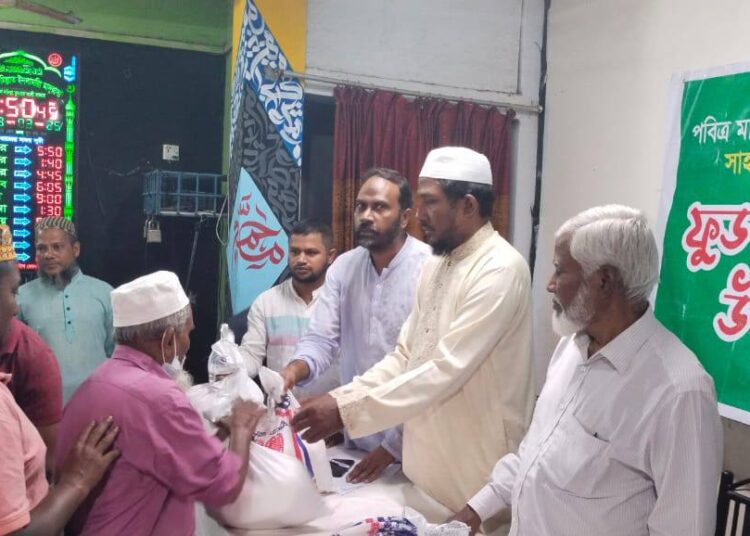যাত্রাবাড়ী দক্ষিণ থানার উদ্যোগে এলাকার অসহায় রোযাদারদের মাঝে সেহরি ও ইফতার ফুড প্যাকেট বিতরণ করা হয়