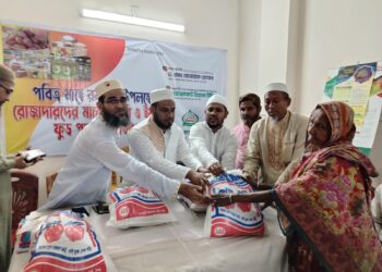 মুগদা উত্তর থানার উদ্যোগে রোজাদারদের মাঝে সাহরি ও ফুড প্যাকেট বিতরণ