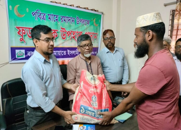 কলাবাগানে জামায়াতের উদ্যোগে শতাধিক পরিবারের মাঝে সাহরি ও ইফতারের ফুড প্যাকেট উপহার প্রদান