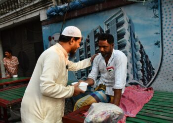 রিকশা-ভ্যান চালক ও দিনমজুরের মাঝে ইফতার বিতরণ