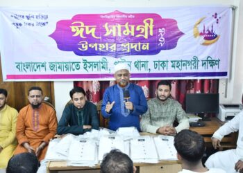 পল্টন থানার উদ্যোগে শ্রমিকদের মাঝে ঈদ উপহার প্রদান