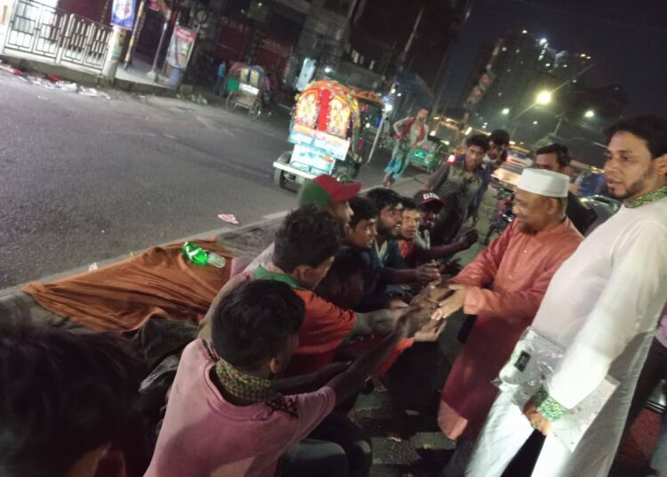 গভীর রাতে ছিন্নমূল নাগরিকদের মাঝে জামায়াতের ঈদ উপহার বিতরণ