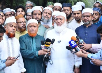ব্যারিস্টার আব্দুর রাজ্জাকের কবর জিয়ারতে সম্মানিত আমীরে জামায়াত ডা. শফিকুর রহমান