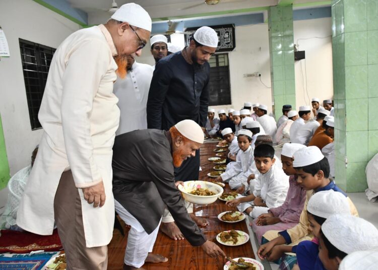 মজলুম জননেতা এটিএম আজহারুল ইসলামের কারামুক্তিতে এতিম শিশুদের সঙ্গে জামায়াত নেতৃবৃন্দের মধ্যাহ্নভোজ