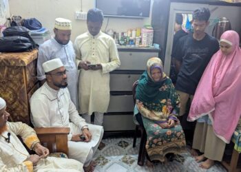 বংশাল শহীদ শারফুদ্দিনের পরিবারের সাথে ঈদ শুভেচ্ছা বিনিময় করেছেন ঢাকা দক্ষিণ মহানগরীর আমীর জননেতা মোঃ নূরুল ইসলাম বুলবুল