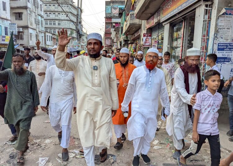 ঢাকা – ৫ নির্বাচনী এলাকায় জনসাধারণের সাথে মু. কামাল হোসাইনের শুভেচ্ছা বিনিময়