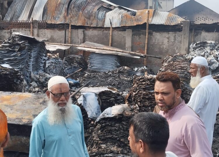 হাজারীবাগে ট্যানারিতে ভয়াবহ অগ্নিকাণ্ডে ক্ষতিগ্রস্ত ট্যানারি পরিদর্শন করেন জামায়াত নেতৃবৃন্দ
