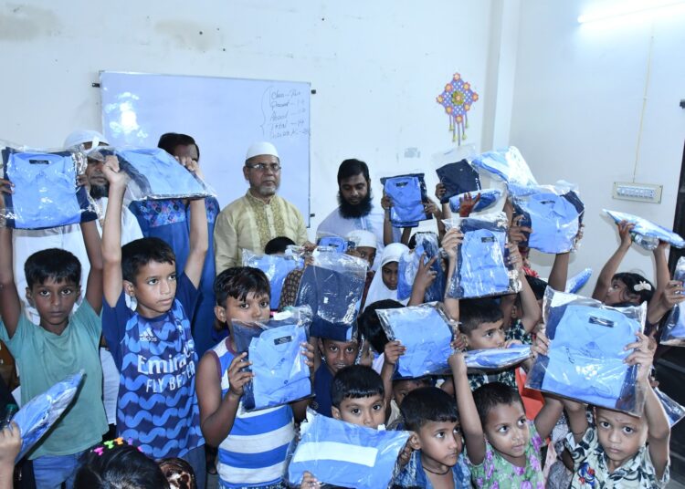 মহানগরী দক্ষিণ জামায়াতের উদ্যোগে বস্তি ভিত্তিক স্কুল শিক্ষার্থীদের মাঝে স্কুল ড্রেস বিতরণ